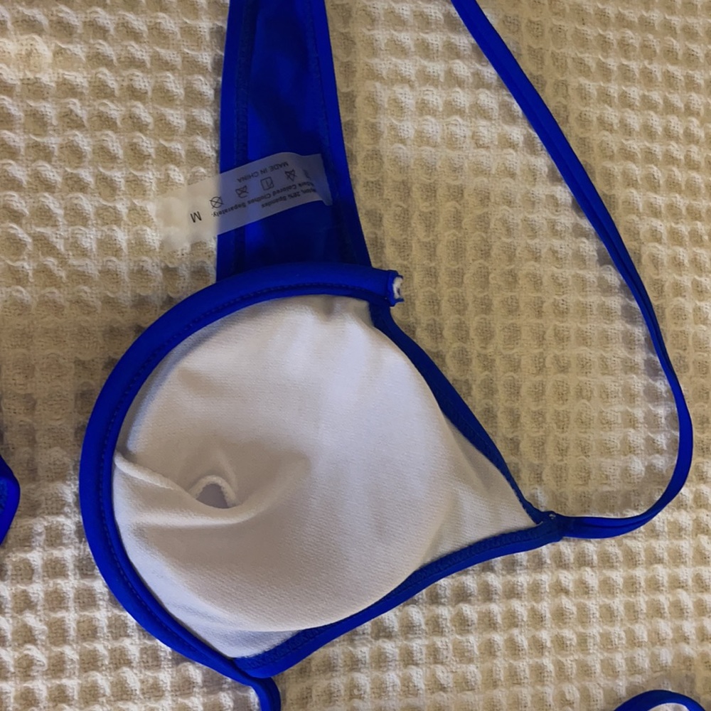 Bikini - Picture 2 of 3